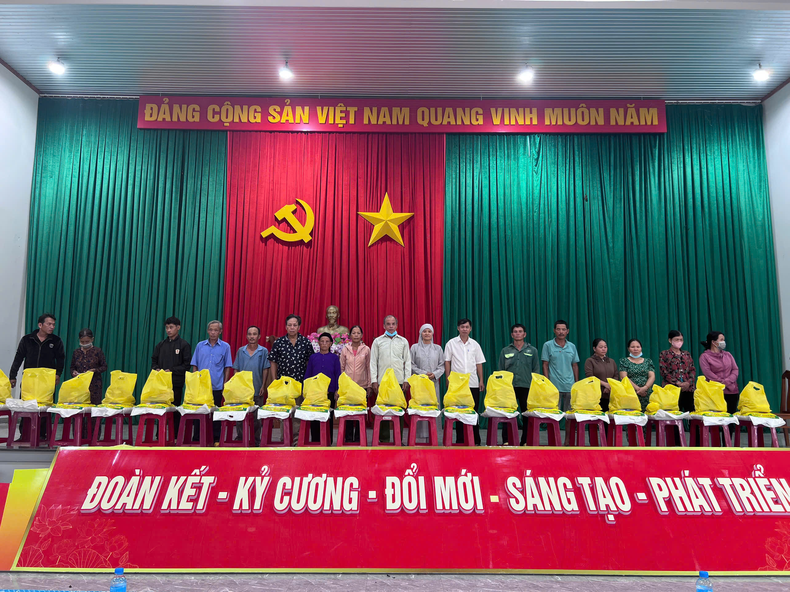 11 gen h nguoi dan len nhan qua