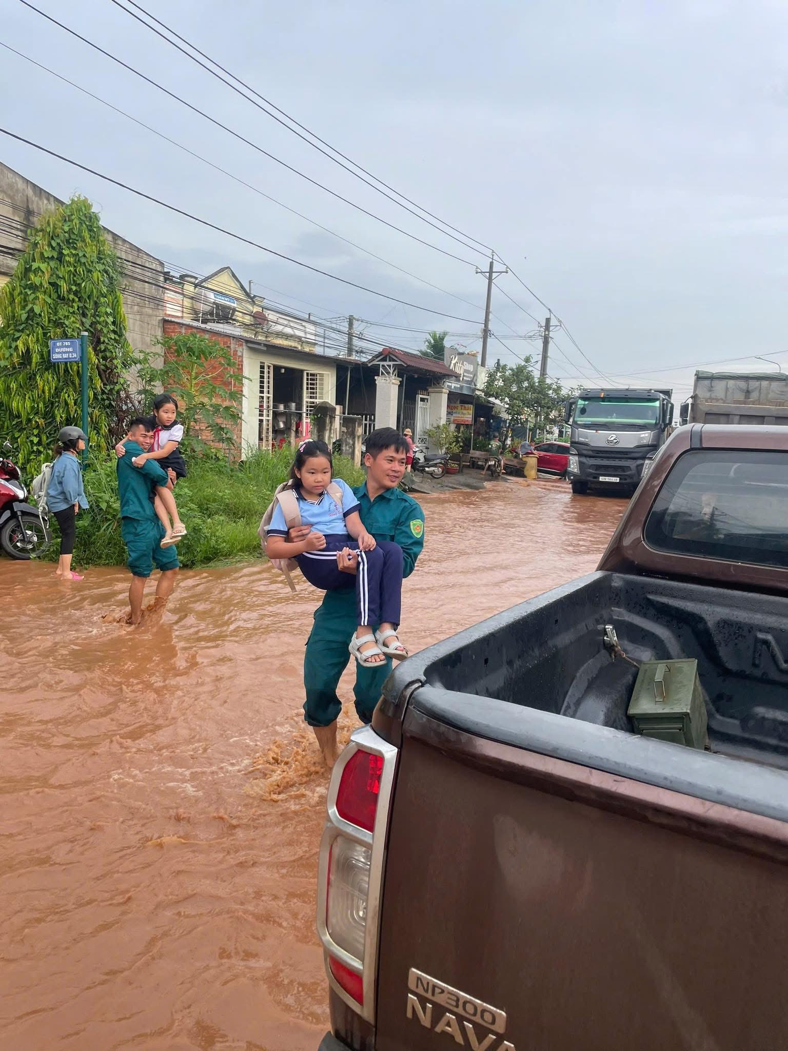 Ấp 3, xã Sông Ray: Lực lượng chức năng kịp thời hỗ trợ người dân khắc phục hậu quả ngập cục bộ do mưa lớn