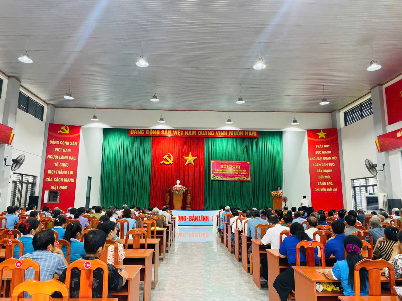 UBND XÃ SÔNG RAY TỔ CHỨC HỘI NGHỊ TUYÊN TRUYỀN PHỔ BIẾN, GIÁO DỤC PHÁP LUẬT, TƯ VẤN PHÁP LUẬT  HƯỞNG ỨNG NGÀY PHÁP LUẬT VIỆT NAM (09/11)