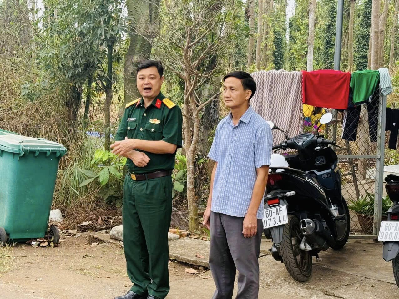 RA QUÂN LÀM CÔNG TÁC DÂN VẬN TRONG CHƯƠNG TRÌNH “TẾT QUÂN – DÂN, TẾT NHÂN ÁI” TẠI XÃ SÔNG RAY