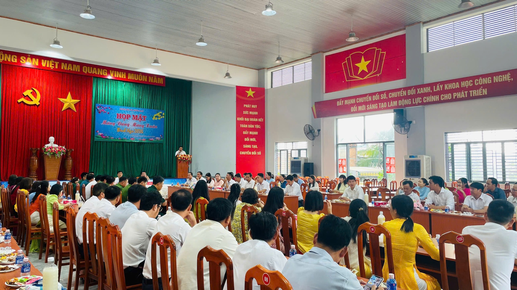 ĐẢNG ỦY XÃ SÔNG RAY TỔ CHỨC HỌP MẶT ĐẦU XUÂN BÍNH NGỌ 2026