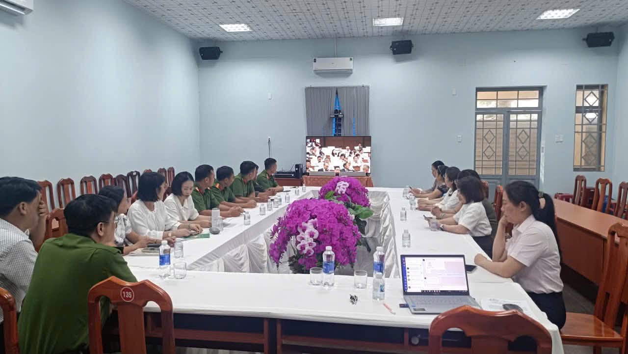 XÃ SÔNG RAY TỔ CHỨC CHO CÁN BỘ, ĐẢNG VIÊN THAM GIA HỌC TẬP, QUÁN TRIỆT NGHỊ QUYẾT SỐ 10-NQ/TW CỦA BỘ CHÍNH TRỊ